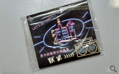 海報式面紙包採100g銅版紙單面彩色印刷設計，可結合優惠券使廣告更有意義